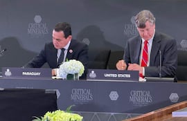 El ministro de Relaciones Exteriores Rubén Ramírez (i) y el subsecretario de Estado de Estados Unidos, Christopher Landau, durante la firma del memorándum de entendimiento sobre minerales críticos este miércoles, en Washington (Estados Unidos).