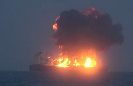 Red Sea (Yemen), 23/08/2024.- A handout screen grab taken from a video released by the Houthis media center on 23 August 2024 shows flames and smoke rising from an explosion at the Greek-flagged oil tanker Sounion after an attack in the Red Sea, Yemen. Yemen's Houthis have claimed responsibility for a two-small boats and three projectiles attack against the oil tanker Sounion in the Red Sea off Yemen 21 August 2024, in the context of the armed conflict that began after Hamas militants launched an attack against Israel from the Gaza Strip on 07 October 2023, and the Israeli operations in Gaza and the West Bank which followed it, according to a statement by Houthi military spokesman Yahya Sarea. EFE/EPA/HOUTHIS MEDIA CENTER / HANDOUT BEST QUALITY AVAILABLEHANDOUT EDITORIAL USE ONLY/NO SALES