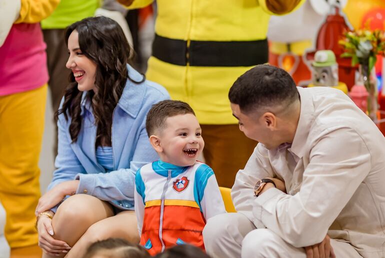 ¡Tierna imagen! Francesco disfrutando de su fiestita con sus papis. (Instagram/Alexia Notto)