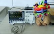 ACOMPAÑA CRÓNICA: ECUADOR TECNOLOGÍA AME280. QUITO (ECUADOR), 27/10/2026.- Fotografía del 13 de octubre de 2026 del 'Capibot' un prototipo de un robot-peluche con aspecto de capibara creado para apoyar procesos de interacción y acompañamiento terapéutico de niños con Trastorno del Espectro Autista (TEA), en Quito (Ecuador). EFE/ José Jácome