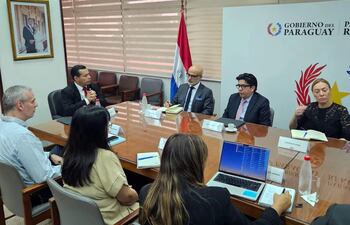 En la reunión en la ANDE con representantes del BID analizaron los avances de los proyectos financiados por esta banca multilateral.