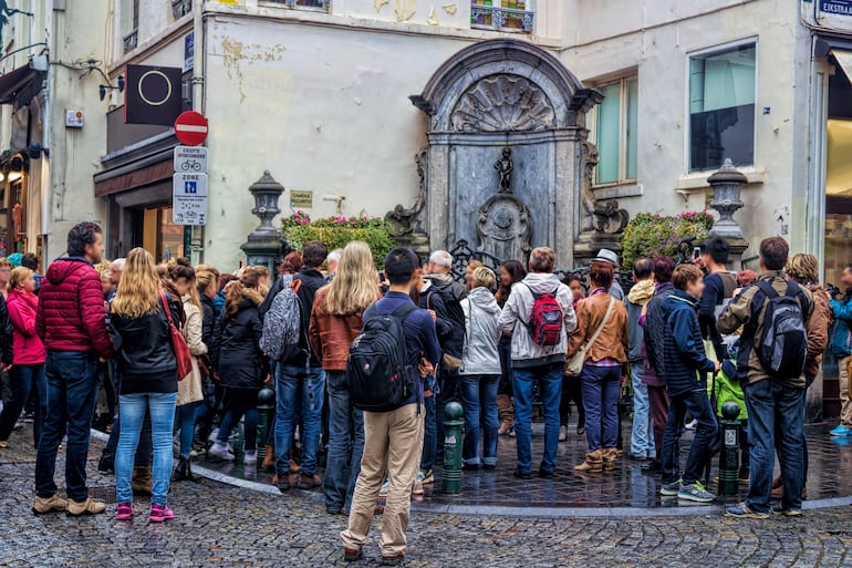 La famosa estatua del Manneken Pis (el «niño que orina»), situada cerca de la Grand-Place de Bruselas, Bélgica.