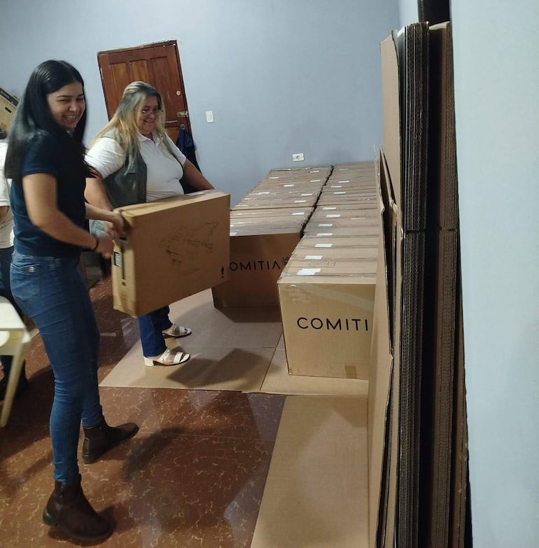 Funcionarios del Registro Electoral de San Roque González recibieron las máquinas de votación para las elecciones municipales del domingo.