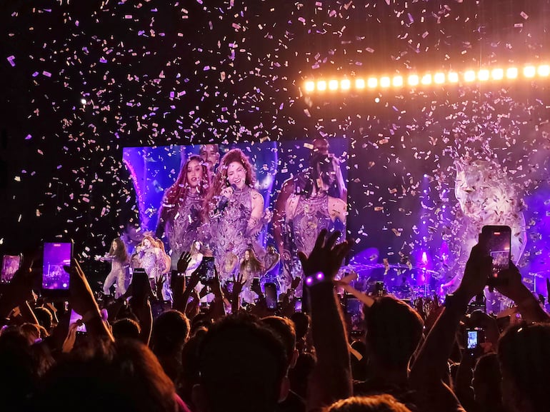 Los shakidólares al viento en el final del concierto.