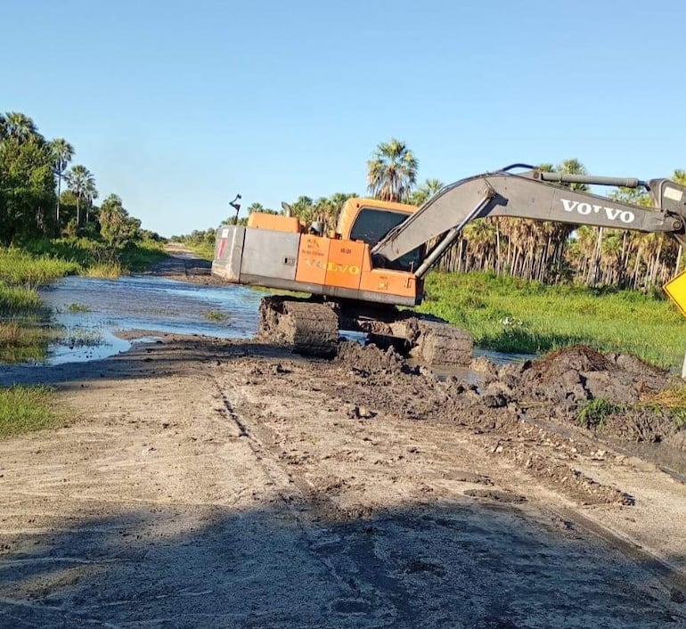 Maquinaria del MOPC, ayuda a los pobladores a apurar la reparacion de los tramos afectados por las lluvias.