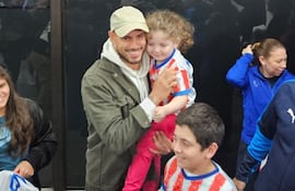 Antonio Sanabria, futbolista de la selección paraguaya, en el Aeropuerto Internacional Silvio Pettirossi, en Asunción, Paraguay.