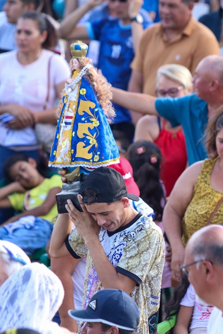 Importante concurrencia de fieles en la explanada de la basílica de Caacupé.