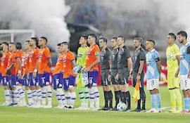 La formación de los dos equipos y las autoridades del partido de anoche en el
Miguel Grau (Callao)