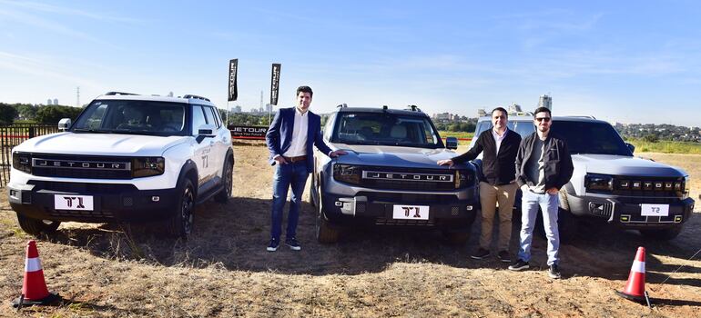 Rafael Ferra, subgerente comercial del Grupo Santa Rosa, Fernando Correa, gerente comercial del Grupo Santa Rosa, y Agustín Varela, gerente general del Grupo Santa Rosa.