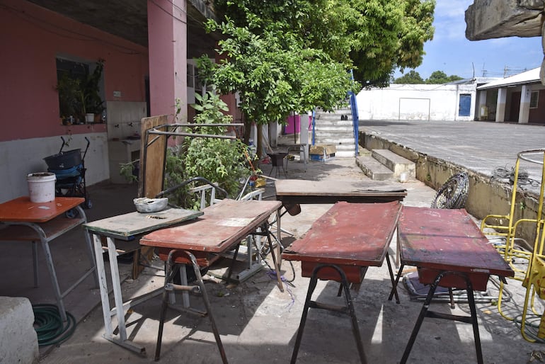 Muebles viejos que deben ser renovados en la institución educativa.