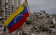 Una bandera venezolana entre escombros de un edificio derrumbado durante el sismo en Caraballeda, La Guaira.