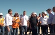 El presidente Santiago Peña y la ministra de Obras, Claudia Centurión, y una multitud en el inicio de una obra de infraestructura.