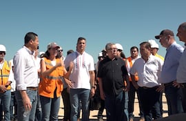 El presidente Santiago Peña y la ministra de Obras, Claudia Centurión, y una multitud en el inicio de una obra de infraestructura.