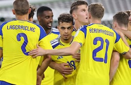 Yasim Ayari, autor de dos goles para la selección sueca, es congratulado por sus compañeros tras abrir el marcador, que luego cerraría el mismo jugador del Brighton con otro golazo.
@svenskfotboll