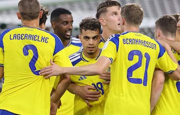 Yasim Ayari, autor de dos goles para la selección sueca, es congratulado por sus compañeros tras abrir el marcador, que luego cerraría el mismo jugador del Brighton con otro golazo.
@svenskfotboll