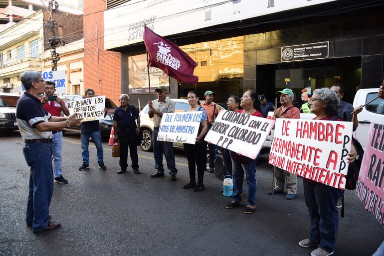 Miembros de Paraguay Pyahura le dijeron al ministro de Educación, Luis Ramírez "ayuna vos".