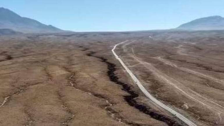 Paisaje árido con carretera desierta