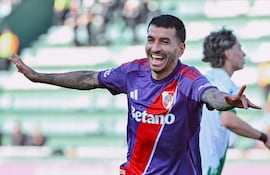 Le delantero de River Plate, Ángel Martín Correa Martínez (31 años) celebra el tercer tanto millonario.