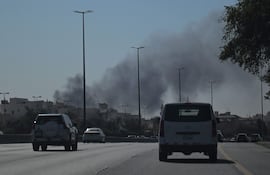 Humo sobre la Ciudad de Kuwait, en la zona en la que se encuentra la embajada de los Estados Unidos.