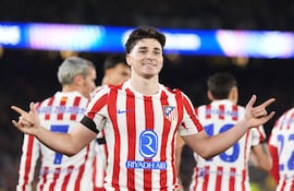 El delantero del Atlético de Madrid, Julián Álvarez, tras conseguir el primer gol del equipo rojiblanco durante el encuentro correspondiente a la ida de los cuartos de final de la Liga de Campeones que disputan este miércoles FC Barcelona y Atlético de Madrid en el estadio Camp Nou, en Barcelona.