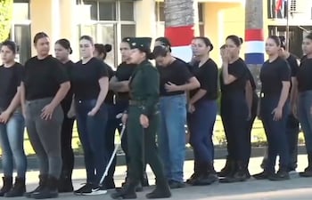 El grupo de mujeres del Comando Logístico están listas para comenzar con la preparación militar.