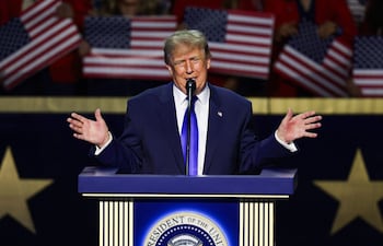 El presidente de EE. UU., Donald Trump, habla en el escenario durante la primera jornada de la Convención Nacional Republicana. (AFP)
