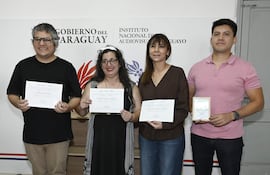 Miguel Ángel Agüero, Marlene Sautu, Juana Miranda recibiendo en nombre de Hugo Gamarra, y Santiago Eguía Callizo.