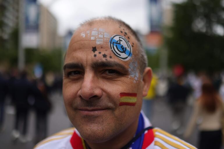 Los aficionados en los alrededores del estadio de Wembley antes de la final de la Champions League entre el Borussia Dortmund y el Real Madrid en Londres.