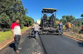 El intendente Víctor Garay observa una de las obras ejecutadas por el MOPC en Jesús.