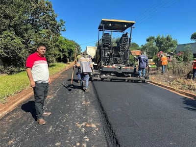 El intendente Víctor Garay observa una de las obras ejecutadas por el MOPC en Jesús.