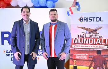 Eduardo Giménez, director de Bristol, y Diego Chamorro, gerente de Marketing de Bristol, durante el lanzamiento de la promo "Bristol te lleva al Mundial".