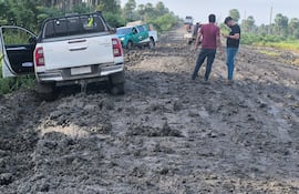 Vehículos al costado del camino, cuyos conductores no respetan los días de lluvias.