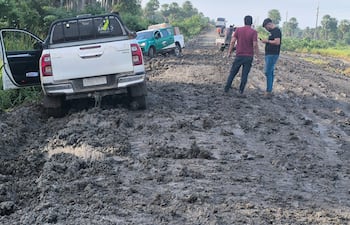 Vehículos al costado del camino, cuyos conductores no respetan los días de lluvias.