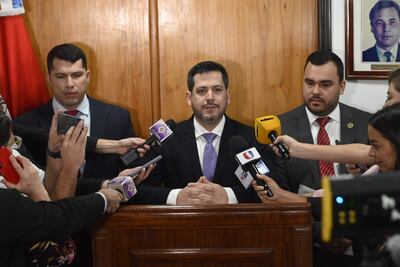 El diputado Raúl Latorre, en breve conferencia de prensa esta mañana.