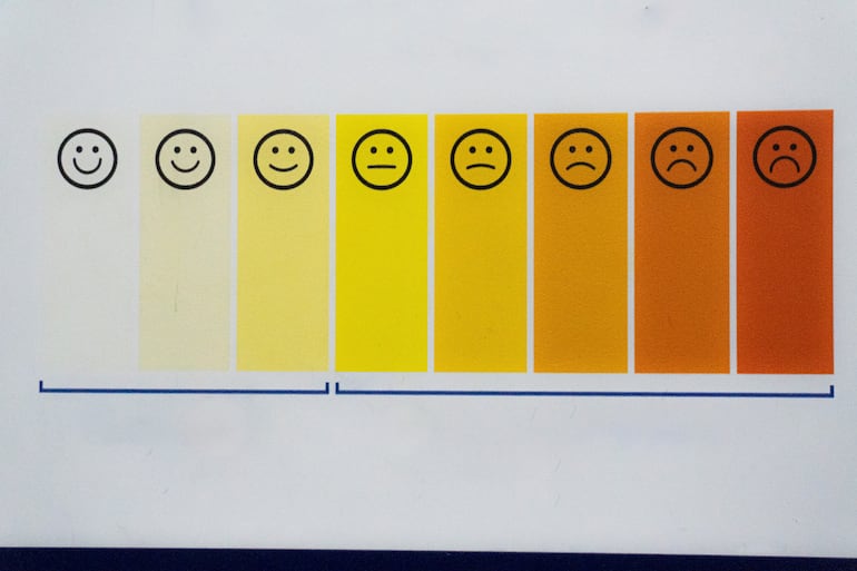 Cómo saber si estás bebiendo suficiente agua según el tono de tu orina.