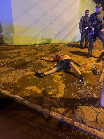 Intervención policial en el lugar del accidente fatal.