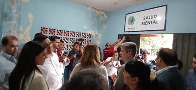 La ministra de salud recorre pasillos del Hospital Regional de Ciudad del Este, donde se puede ver paredes con moho.