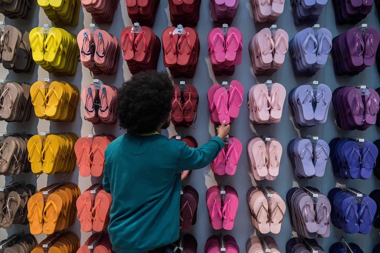 Imagen de archivo: un empleado toca un par de sandalias brasileñas Havaianas en una tienda de São Paulo, Brasil, el 18 de julio de 2017.