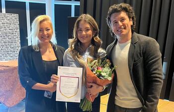 Tynka y Nelson Haedo Valdez posando orgullosos con su hija Noemí Beata.