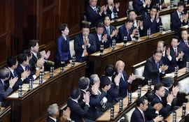Sanae Takaichi (centro, a la izq.) es confirmada como primera ministra de Japón. Recibió la ovación de sus colegas parlamentarios.