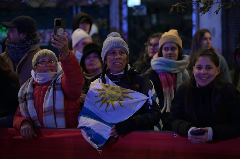 Los espectadores en la llegada esperando por sus favoritos en la Maratón de Montevideo.