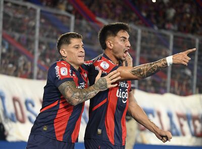 Jonathan Torres (d) y Juan Manuel Iturbe, jugadores de Cerro Porteño, celebran un gol en el partido frente a Nacional por la tercera fecha del torneo Apertura 2025 del fútbol paraguayo en el estadio La Nueva Olla, en Asunción, Paraguay.