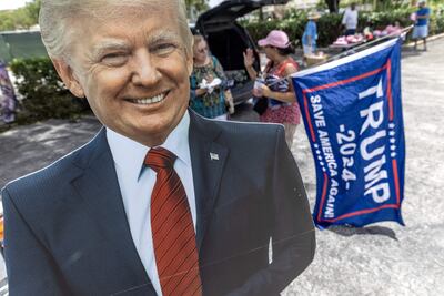 Seguidores del expresidente Donald Trump se preparan para el inicio de la convención republicana, hoy.