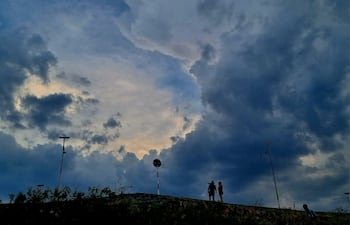 Río Paraguay con el cielo nublado