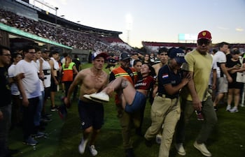 Una mujer es asistida tras verse afectada durante los incidentes dentro del Defensores del Chaco.