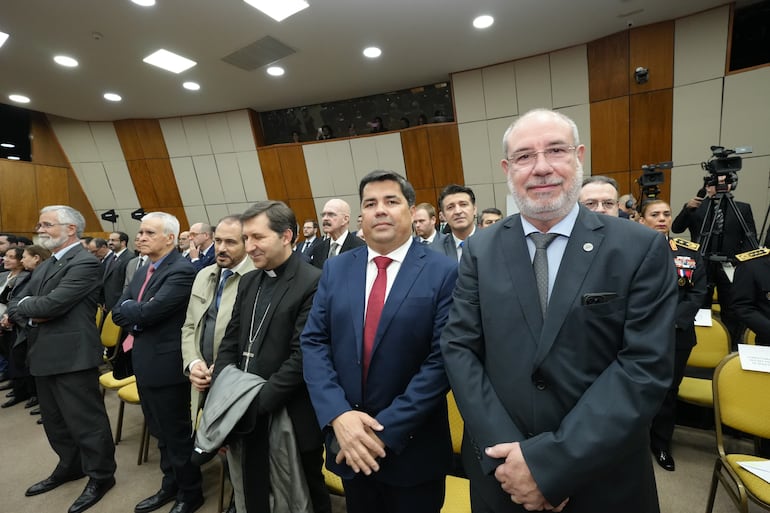 Los directores de Itaipú y Yacyretá, Justo Zacarías Irún y Luis Benítez, respectivamente, a la derecha de la imagen. En el otro extremo, se ve al embajador de la República Federativa del Brasil, José Antonio Marcondes de Carvalho.