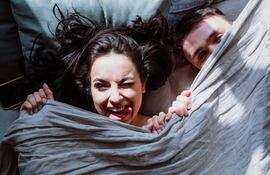 Pareja en la cama.