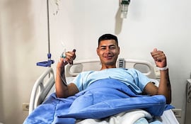 El portero de Guaraní, Aldo Sebastián Pérez Ramos (25 años), tras ser intervenido quirúrgicamente de la rodilla izquierda.