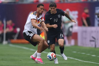 Felix Nmecha de Alemania y Christian Pulisic de Estados Unidos disputan el balón durante el partido amistoso internacional, en el Soldier Field, en Chicago.