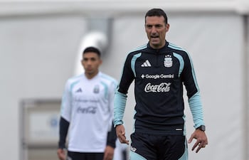 El seleccionador de Argentina, Lionel Scaloni, anunció este martes que el central Cristian ‘Cuti’ Romero tomará la banda de capitán de Lionel Messi.